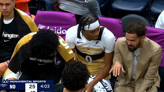 开云登录入口地址-化身导师！特雷·杨替补席与新东家奇才年轻球员交流经验