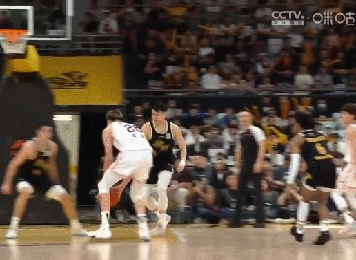 1713963903675027061.gif 开云登录入口地址-CBA开出重磅罚单:周琦肘击对手停赛2场被罚10万