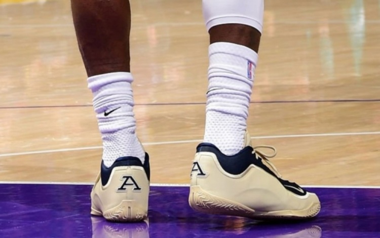 开云体育app-阿克伦大学PE！詹姆斯上脚家乡大学LeBron 23 PE鞋款