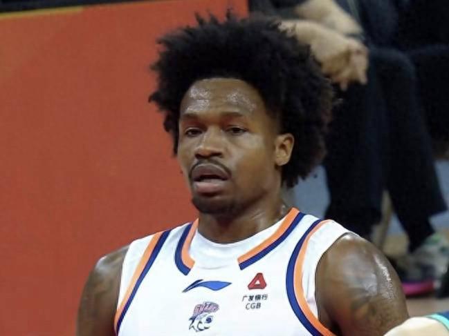 开云登录入口地址-张镇麟22分上海40分大胜广东,上海目标冠军广东已经含糊