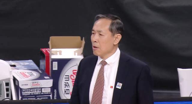 开云在线开户-夺冠热门输球仍反超山东,辽篮掀翻强敌却无缘前8,黑马超出预期