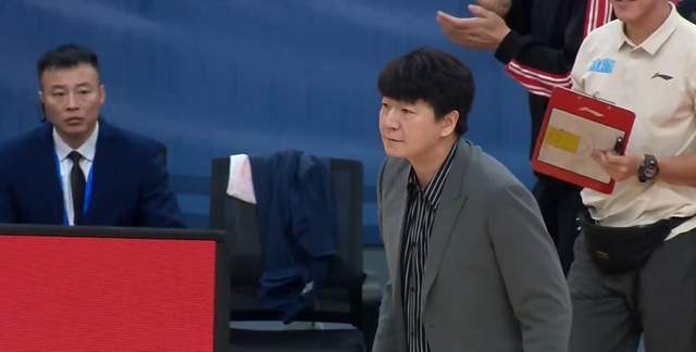 开云在线开户-夺冠热门输球仍反超山东,辽篮掀翻强敌却无缘前8,黑马超出预期