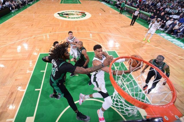 1651460394894082888.jpg 开云在线开户-卫冕冠军依然是卫冕冠军!雄鹿恐怖防守令绿军熄火