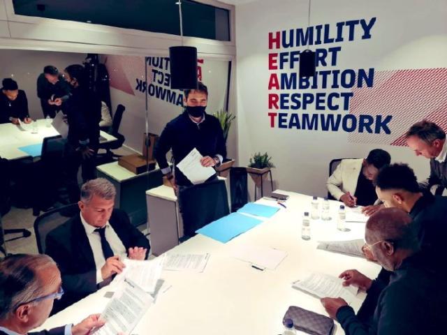 1643684248338044904.jpg 开云在线开户-奥巴梅扬与枪手解约,免签加盟巴萨并接受大幅降薪